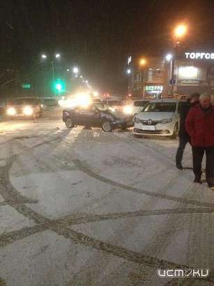 «Рено-Логан» vs «Рено-Меган»: в Ливнах столкнулись два автомобиля