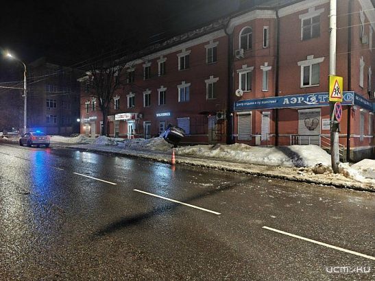 В Орле молодая водительница не справилась с управлением: машина опрокинулась после наезда на снежный вал