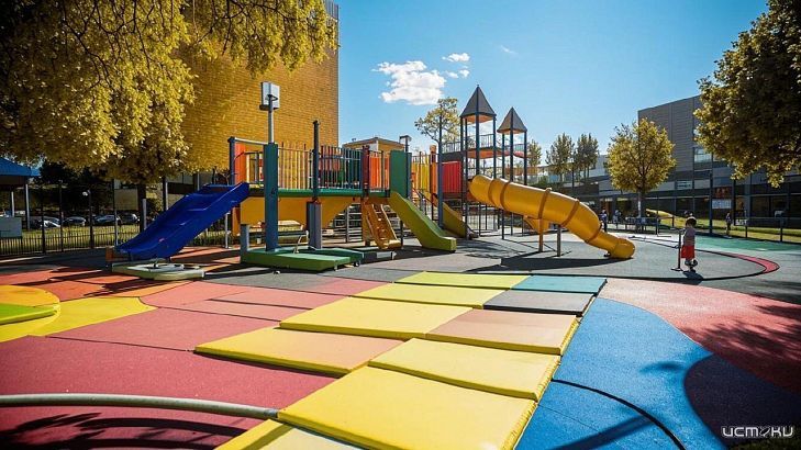 Преимущества встраиваемых уличных батутов для детских площадок