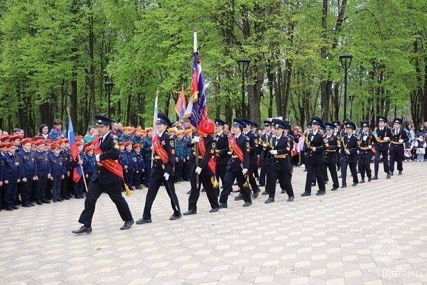 Парад победы и отваги: в Орле впервые прошло шествие кадет-спасателей