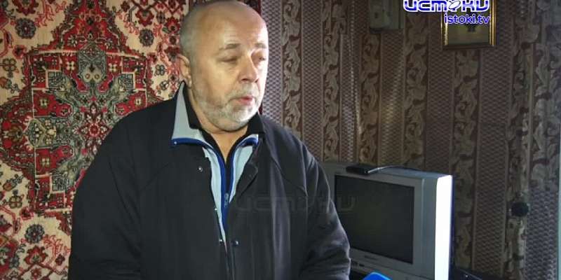 Дом, видавший начало прошлого века, разваливается на глазах. Но в нем продолжает жить инвалид и малолетний узник войны, в программы переселения он пос...