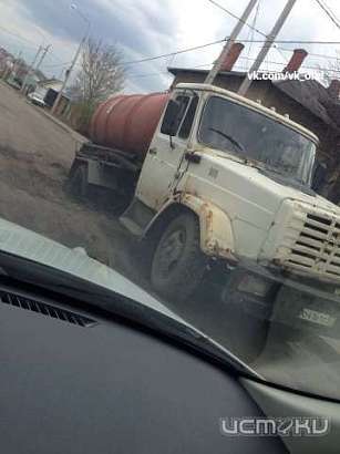 В Орле ЗИЛ с цистерной застрял в дорожной яме