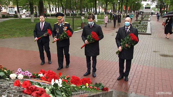 Фоторепортаж: церемония возложения цветов в Орле прошла без зрителей