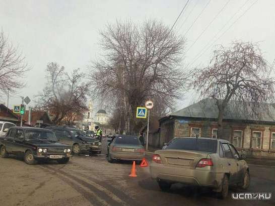 20-летняя девушка пострадала в ДТП с двумя авто на перекрестке в Орле 20-летняя девушка пострадала в ДТП с двумя авто на перекрестке в Орле