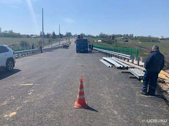 Под Орлом автокран едва не раздавил рабочего