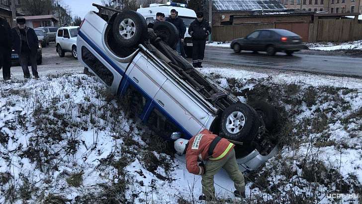 Во Мценске «Мазда» улетела в кювет 