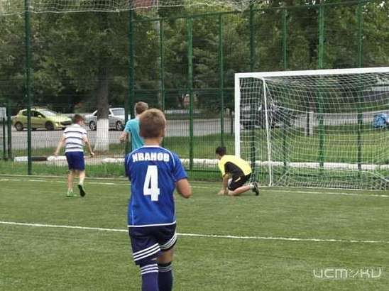 На поле 19-й школы прошли игры среди дворовых команд