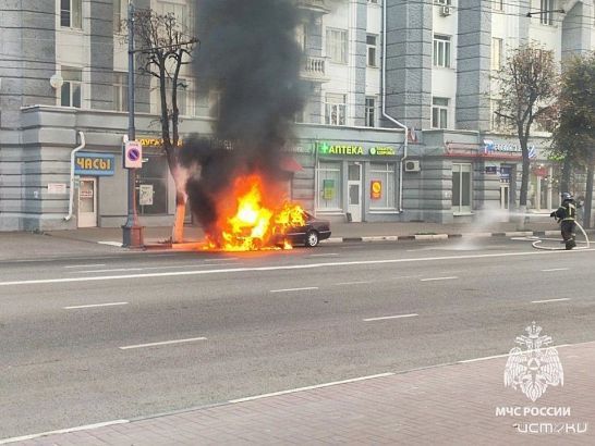 В центре Орла заполыхал автомобиль 