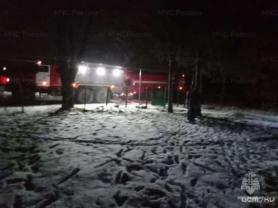 Из-за пожара на летней кухне под Орлом едва не сгорел дом