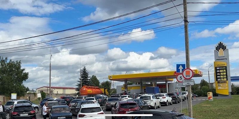 Орловские водители выстроились в очереди на заправках. Но часть из них вовсе закрыта