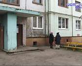 Горячий пар из подвала, отсюда - плесень, сырые обои и другие неприятности. Что происходит с многоэтажкой на Машкарина?