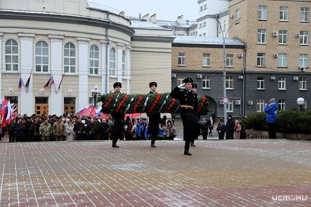 В Орле возложили цветы в честь Дня Героев Отечества