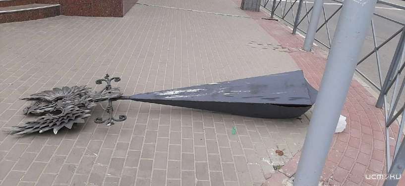 В Орле сильным порывом ветра сорвало шпиль с дома на улице московской, 31 В Орле сильным порывом ветра сорвало шпиль с дома на улице московской, 31