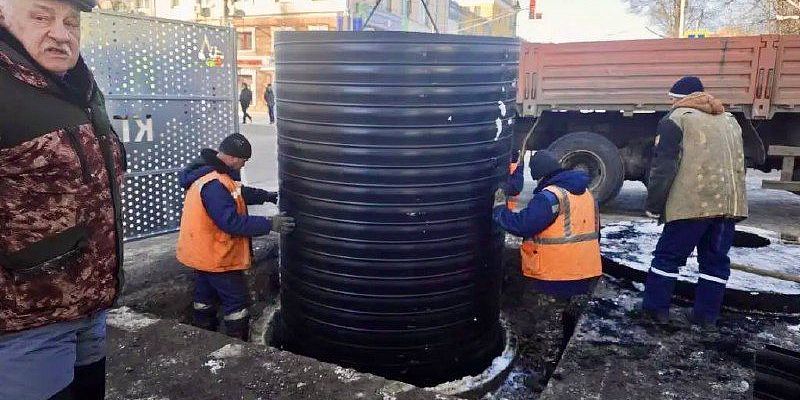 Ремонт канализационного коллектора на улице Полесской в Орле продолжается