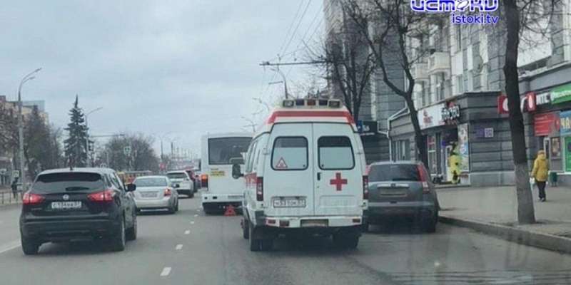 В Орле на скорой увезли упавшую в автобусе пассажирку, а двое пострадали в ДТП с такси