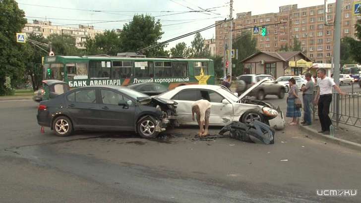 Фотофакт: на оживленном перекрестке в Орле столкнулись две иномарки