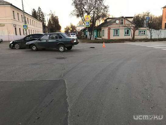 В Орле водитель ВАЗа устроил ДТП на перекрестке и скрылся