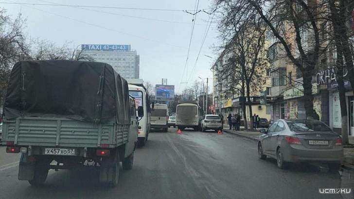 Фотофакт: в Орле маршрутка № 47 притерлась к внедорожнику