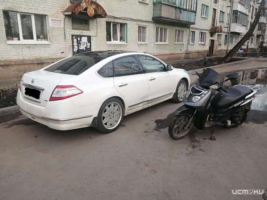 Сезон открыт: В Орле во дворе дома мотоциклист въехал в стоящую иномарку