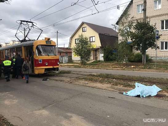 Сбивший пассажиров трамвая мужчина был пьян: фото с места шокирующего ДТП в Орле