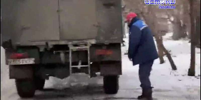 Видео: орловский коммунальщик справил нужду перед детским садом