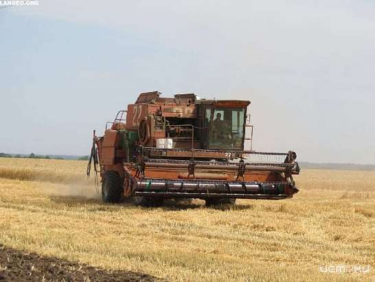 На Орловщине комбайн слетел с дороги в кювет