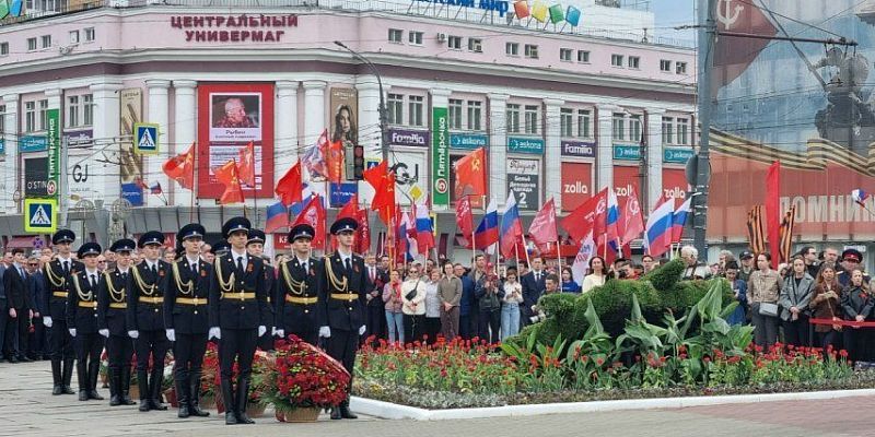 Сегодня сквер Танкистов принял сотни орловчан в честь 81‑й годовщины Победы