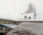 Чиновники инструктируют, как остановить эпидемию ОРВИ, а ливенские школьники почистили крышу своего учебного заведения без страховки. Новости за 90 се...