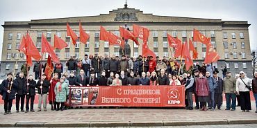 Орловские коммунисты возложили цветы к памятнику Ленина