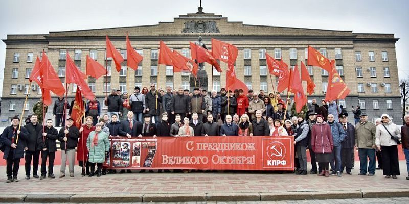 Орловские коммунисты возложили цветы к памятнику Ленина