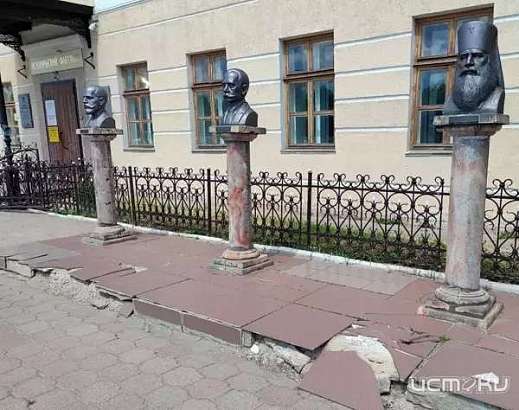 У здания, где располагается исторический факультет орловского вуза, разваливается плитка