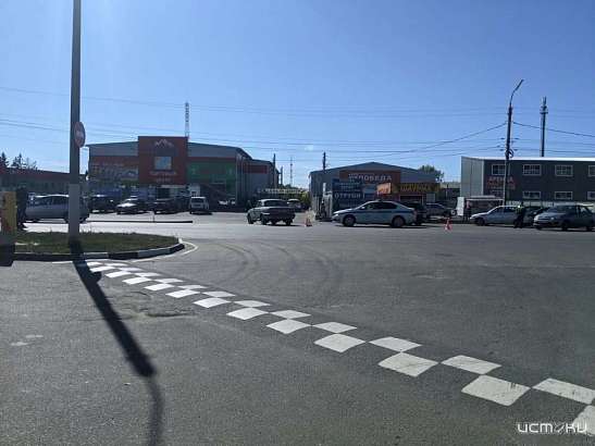 Автоледи выезжала с АЗС на ул. Ливенской в Орле и протаранила иномарку. Пострадала трехлетняя девочка