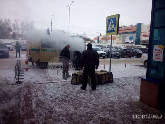 В Орле возле «Линии» горит инкассаторская машина