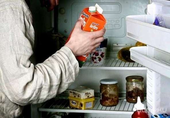 На ул. Пушкина два орловчанина вынесли из дома пенсионера продукты