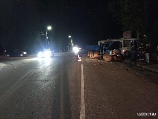 В Ливнах на перекрестке грузовик протаранил автобус. Есть пострадавший