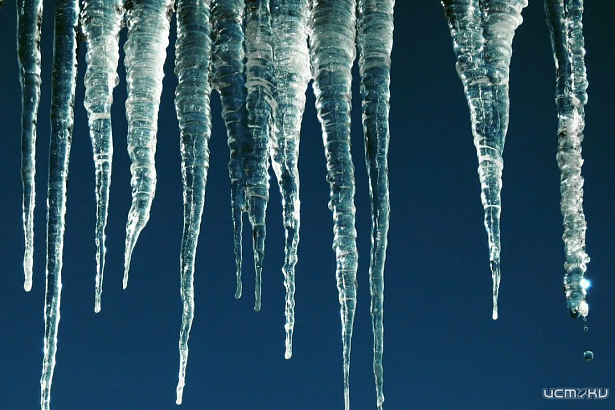 Орловчан беспокоят нависшие сосульки внушительных размеров