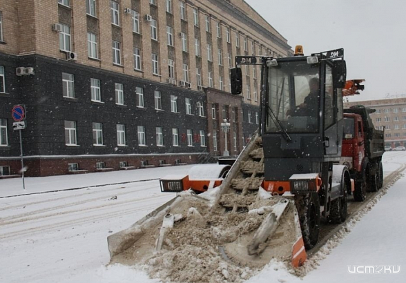 Коммунальные службы устраняют последствия метели в Орле