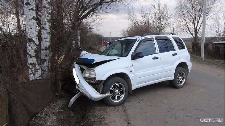 Под Орлом пьяный водитель на кроссовере врезался в дерево