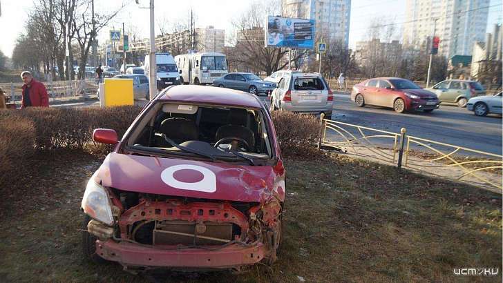 В Орле легковушка вновь вылетела на клумбу возле автозаправки