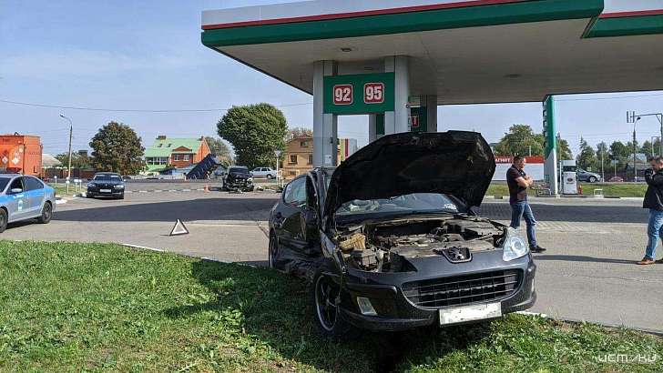 Не уступил дорогу: под Орлом не смогли разъехаться две иномарки