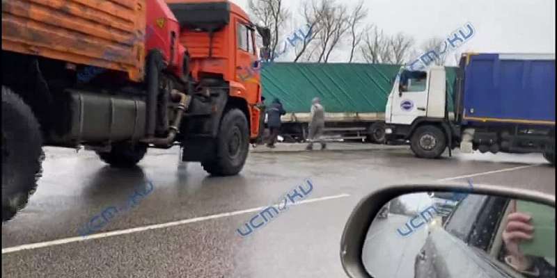 Вблизи Образцова фура слетела с дороги в кювет. Вытащить большегруз удалось только спустя сутки