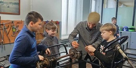 Орловский гонщик пообещал ливенским ребятам несколько картов