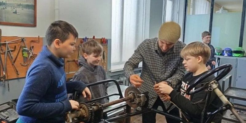 Орловский гонщик пообещал ливенским ребятам несколько картов