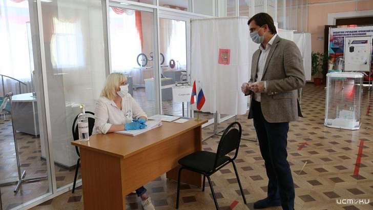 В Орле продолжается голосование за поправки в Конституцию. Проголосовал губернатор Андрей Клычков