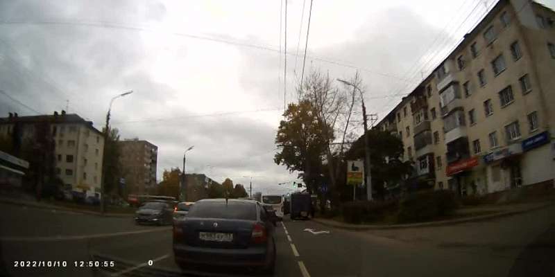 В Орле маршрутчик перекрыл две полосы движения для высадки пассажиров