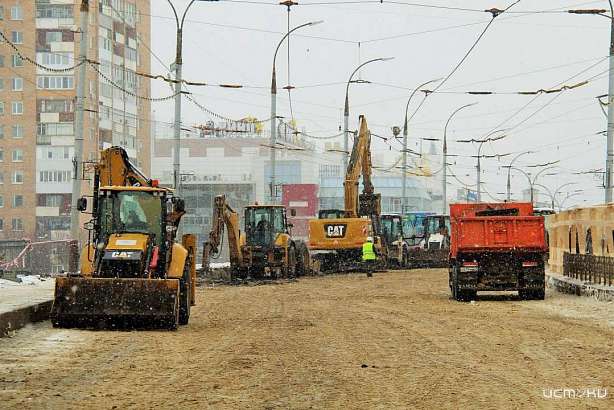 Рабочие, ремонтирующие Красный мост в Орле, жалуются на невыплату зарплаты