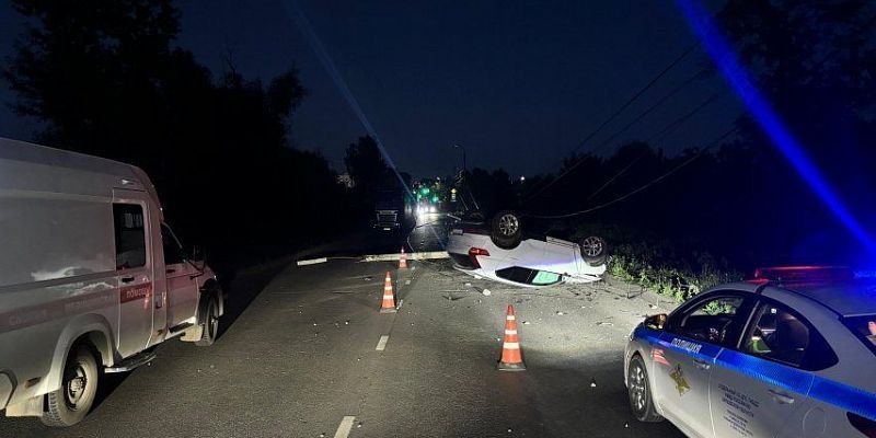 Сегодня ночью в Орле водитель на Volvo XC40 врезался в опору ЛЭП