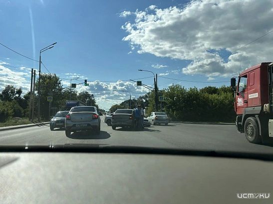На перекрестке Карачевского шоссе и ул. Емлютина практически на выезде из Орла накануне ближе к вечеру случилось ДТП