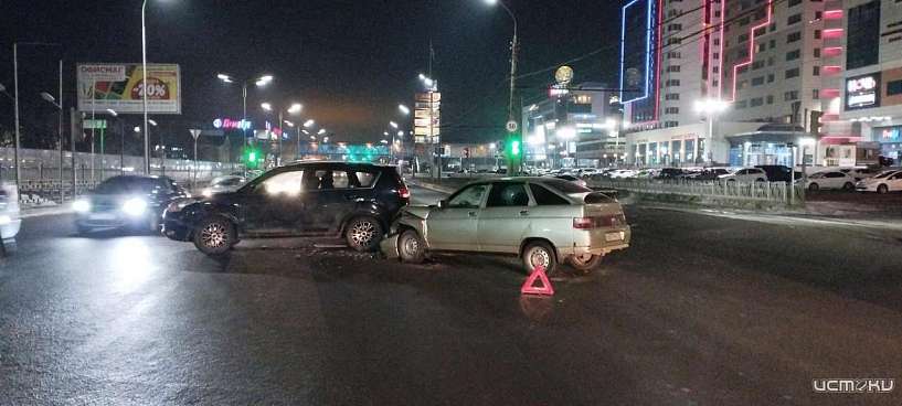 В Орле на "ГРИННе" столкнулись две машины. Есть пострадавший