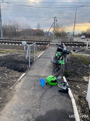 Под Орлом 15-летний подросток опрокинулся на мотоцикле перед ж/д переездом